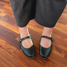 Cargar imagen en el visor de la galería, Juana Flat