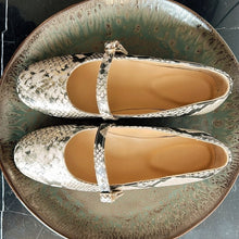 Cargar imagen en el visor de la galería, Juana Flat